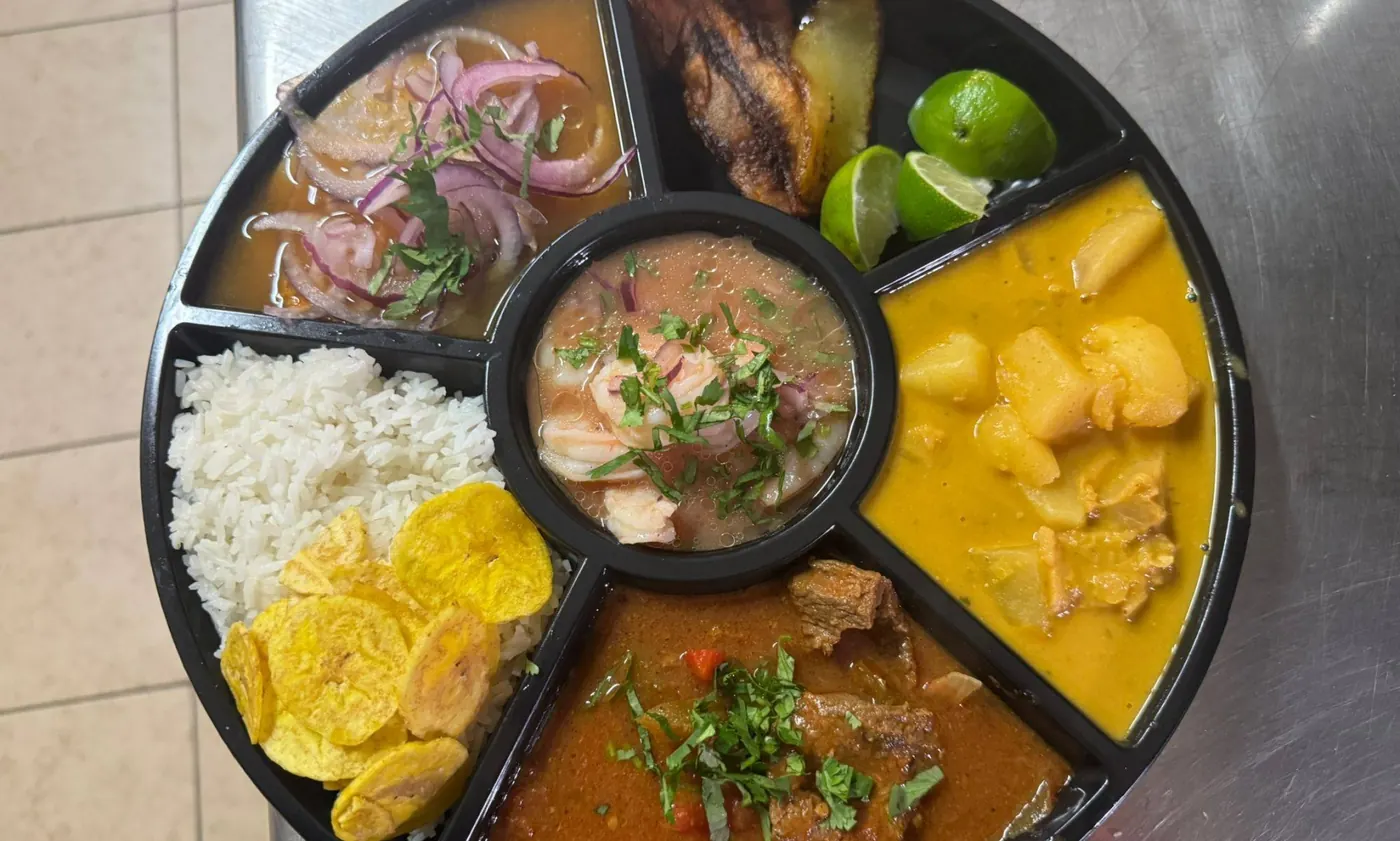 Bandeja con encebollado, ceviche de camarón, guisos, arroz y chifles