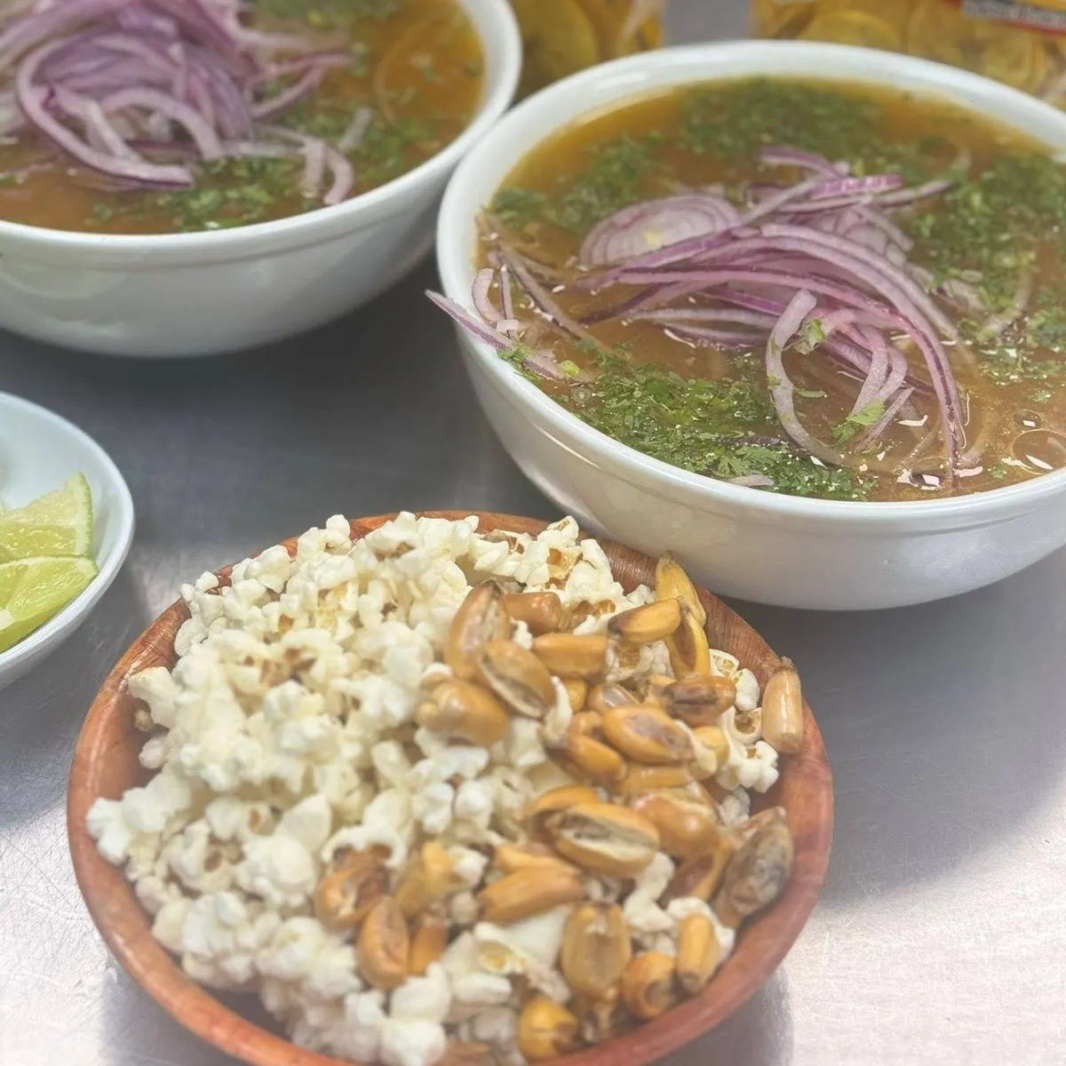 Encebollado con cebolla morada, canguil y chulpi